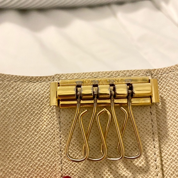 SOLD!! 💯 Authentic Louis Vuitton 4 Key Holder - Picture 6 of 10